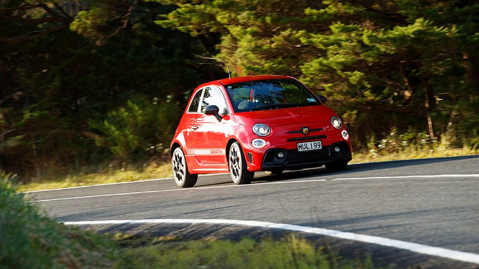 Abarth-595-Competizione-inside-front-action_www