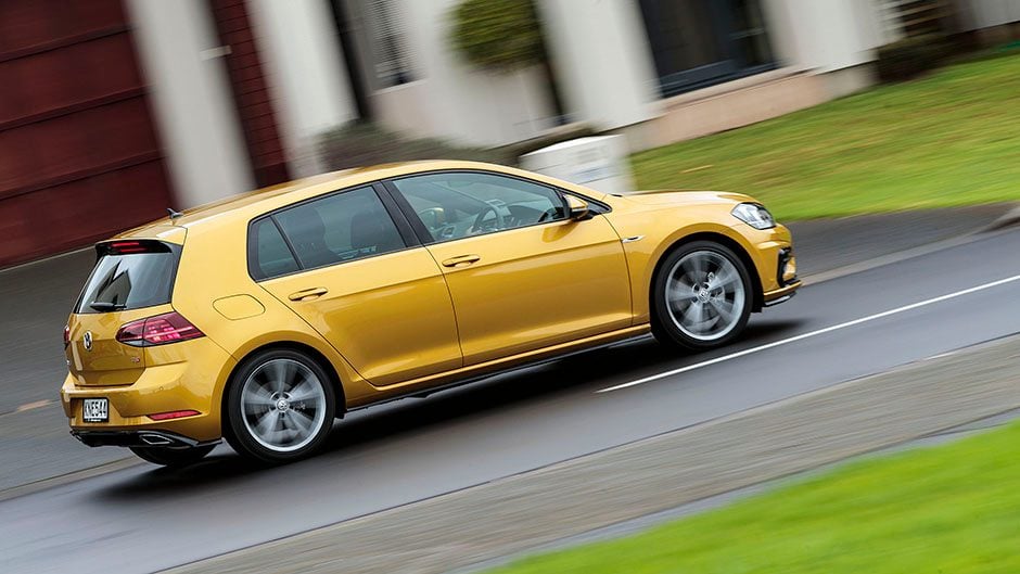 VW Golf TSI R-Line side action