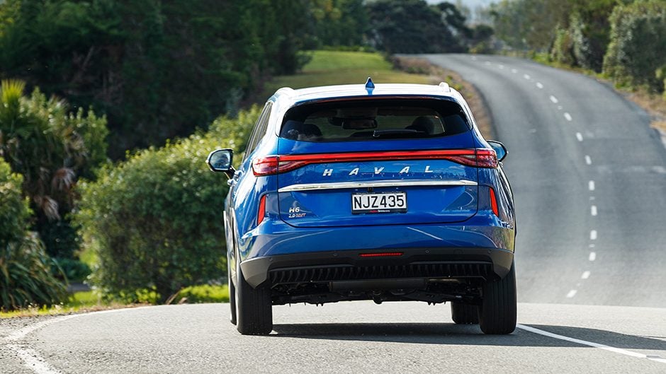 2021 Haval H6 Lux driving round corner