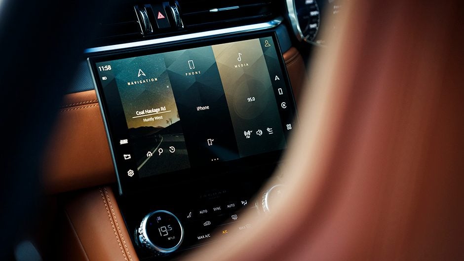 2021 Jaguar F-Pace SVR screen