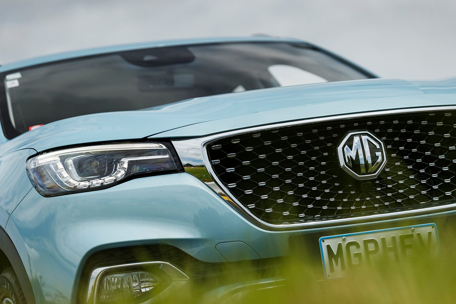 MG HS PHEV front close up view
