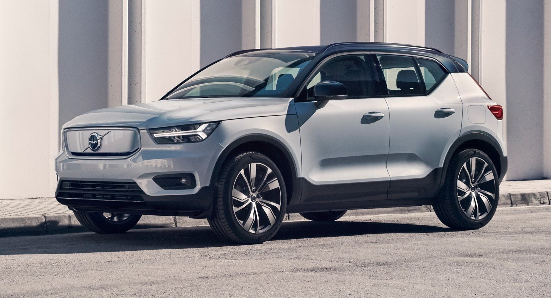 Volvo XC40 Recharge front three quarters next to building