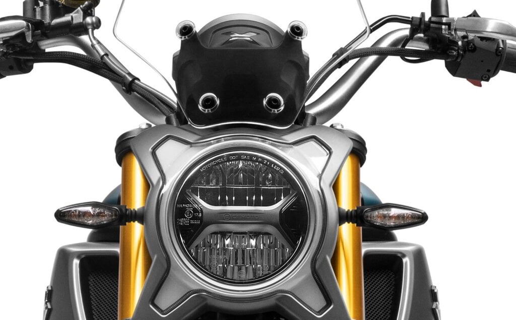 CF Moto 700 CL-X Adventure headlight