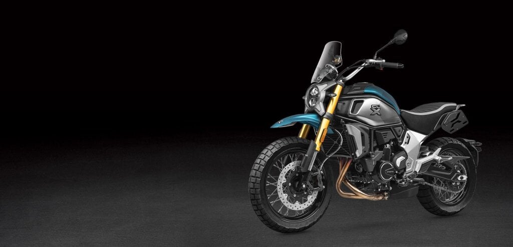 CF Moto 700 CL-X Adventure in studio