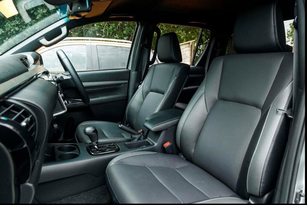 Toyota Hilux SR5 Cruiser front seats