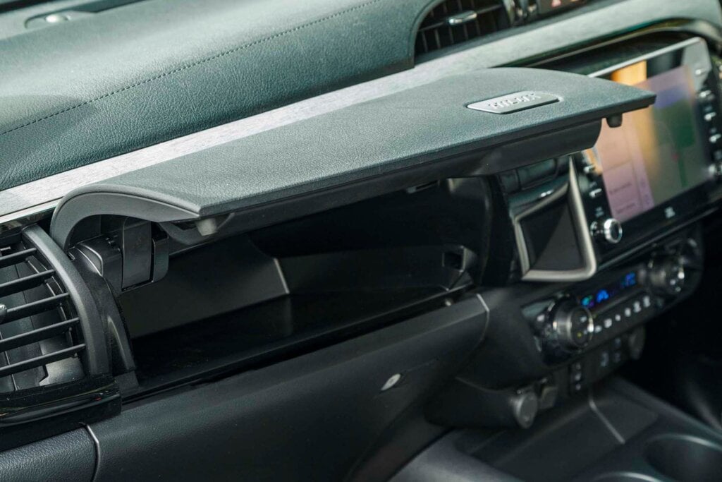 Toyota Hilux SR5 Cruiser glovebox