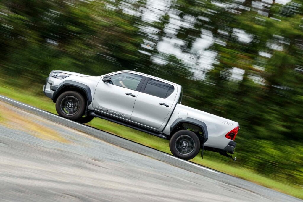 Toyota Hilux SR5 Cruiser side action