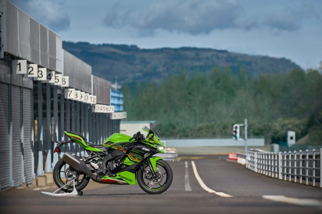 Kawasaki Ninja ZX-4R in pit lane