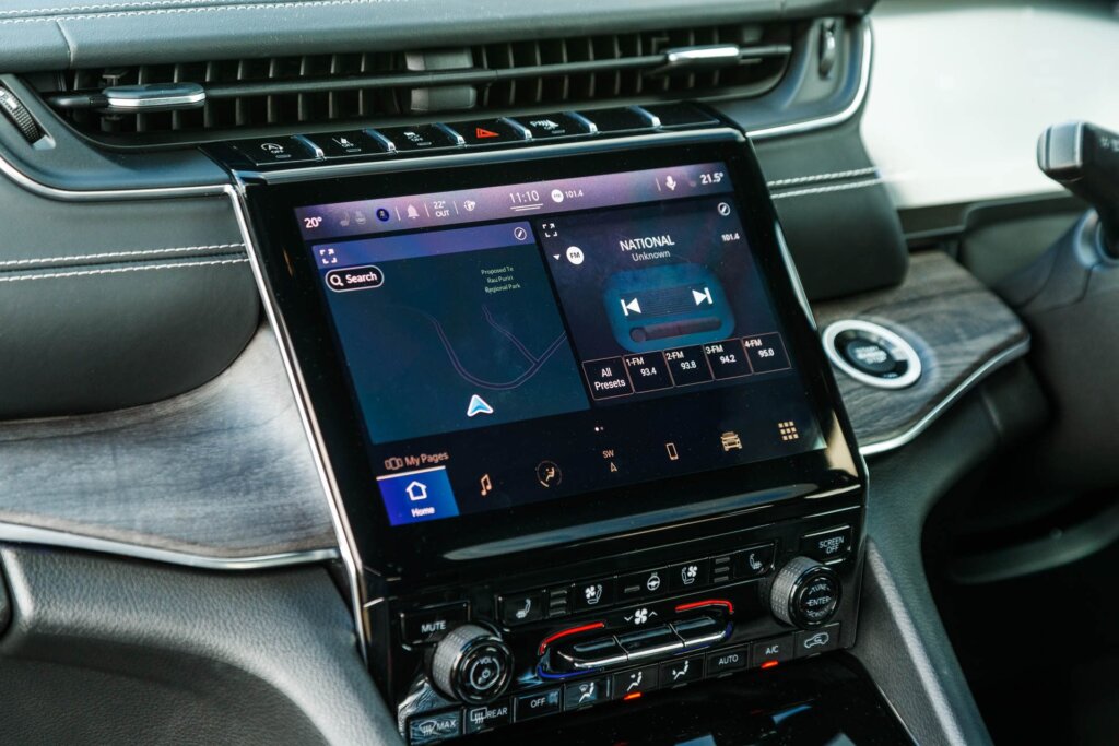 Centre console controls of the Jeep Grand Cherokee