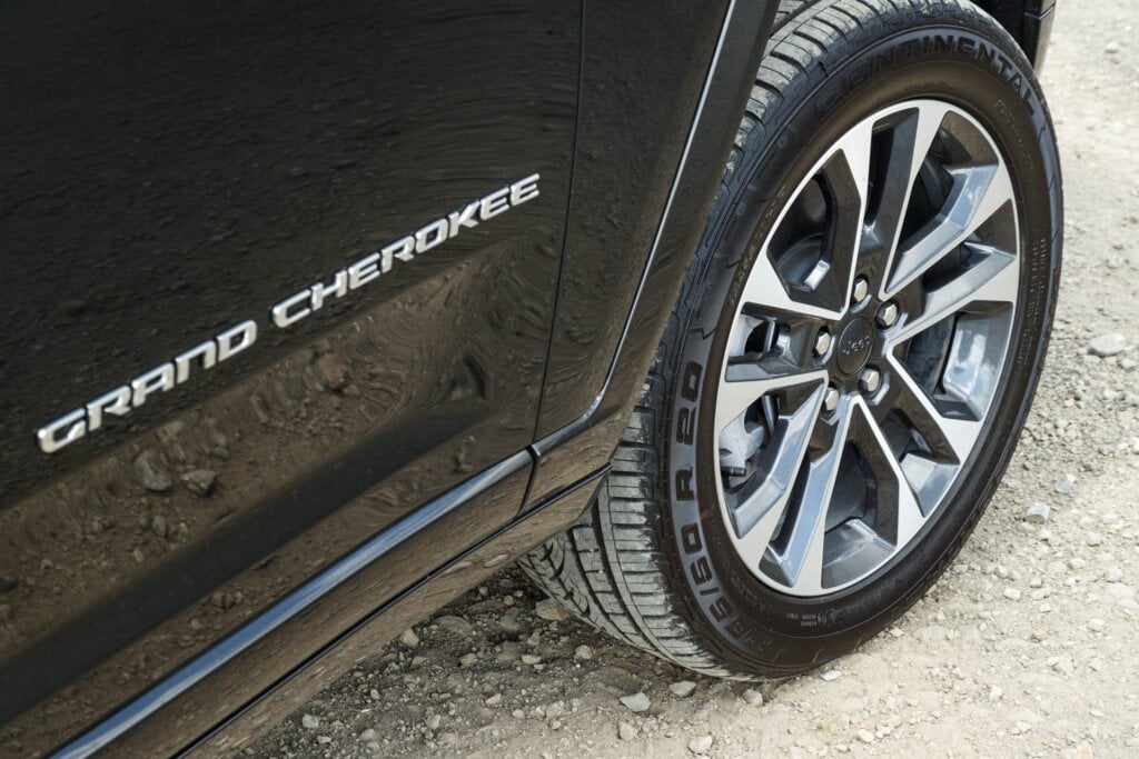 Grand Cherokee badge, with large wheel pictured