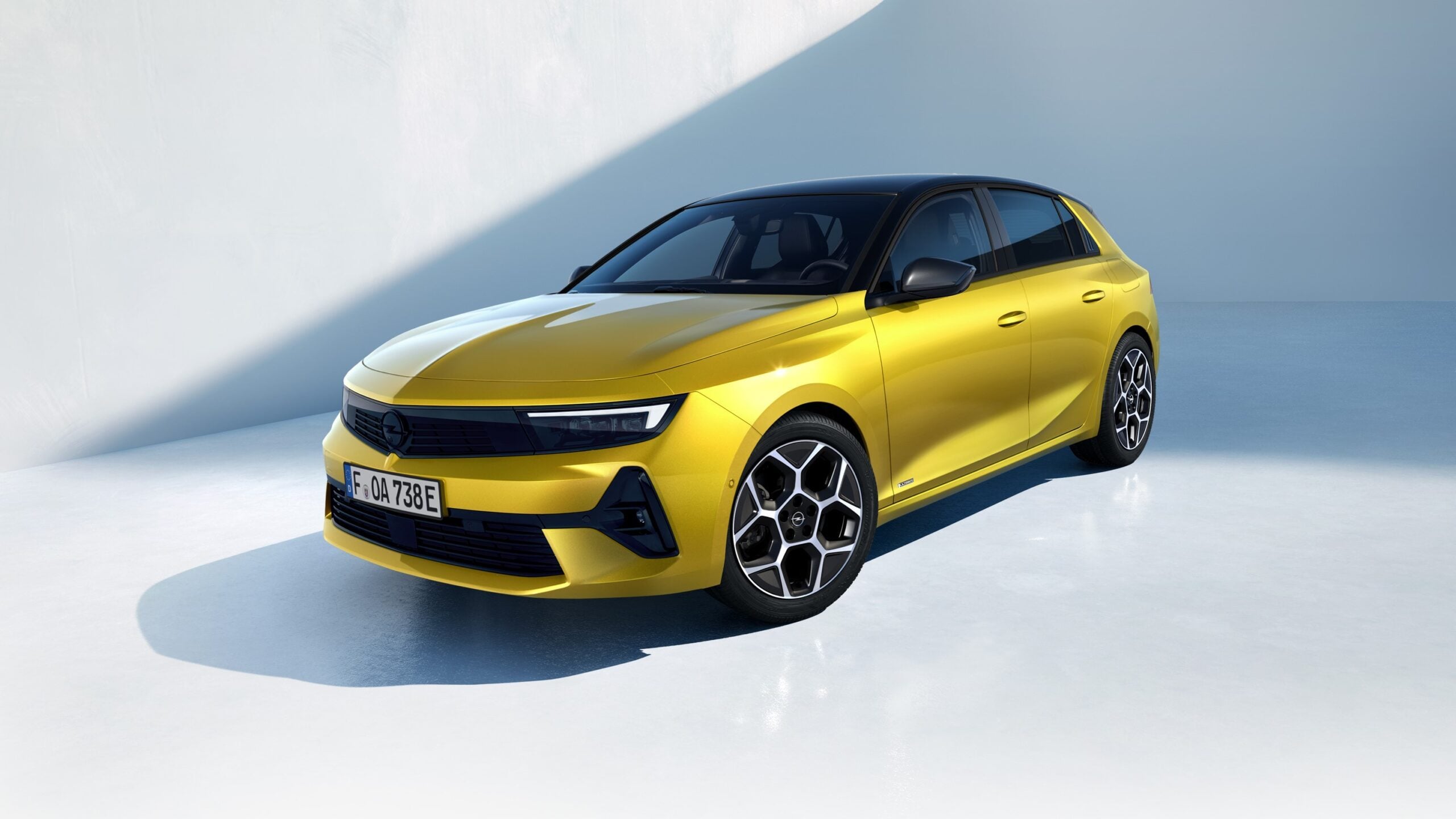 Opel Astra GSe front three quarter view