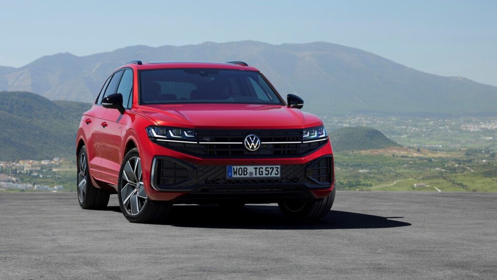 Third-generation Volkswagen Touareg front three quarter view