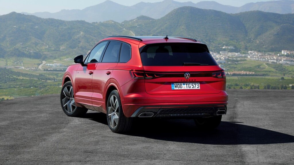 Third-generation Volkswagen Touareg rear three quarter view