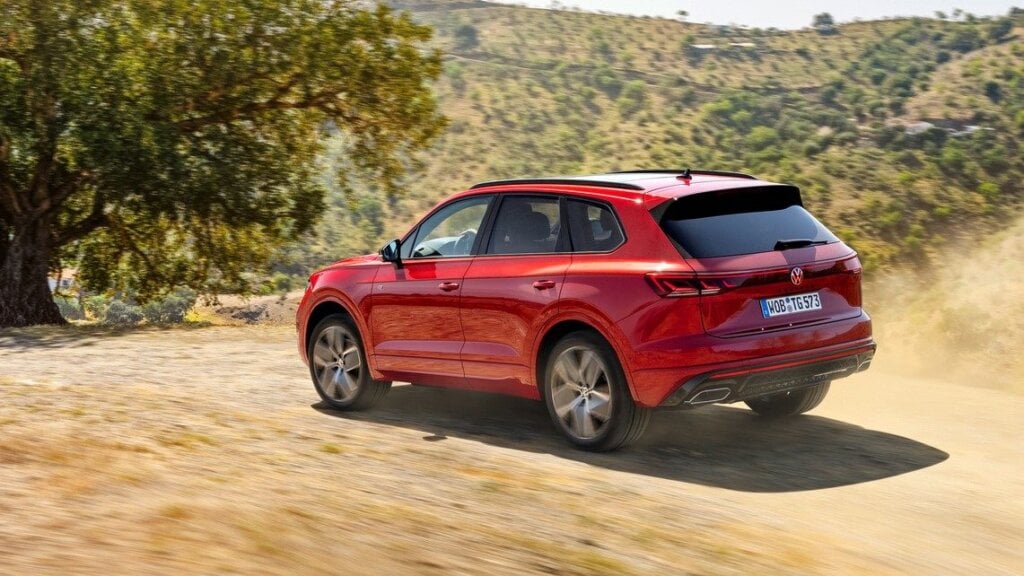 Third-generation Volkswagen Touareg driving on dirt