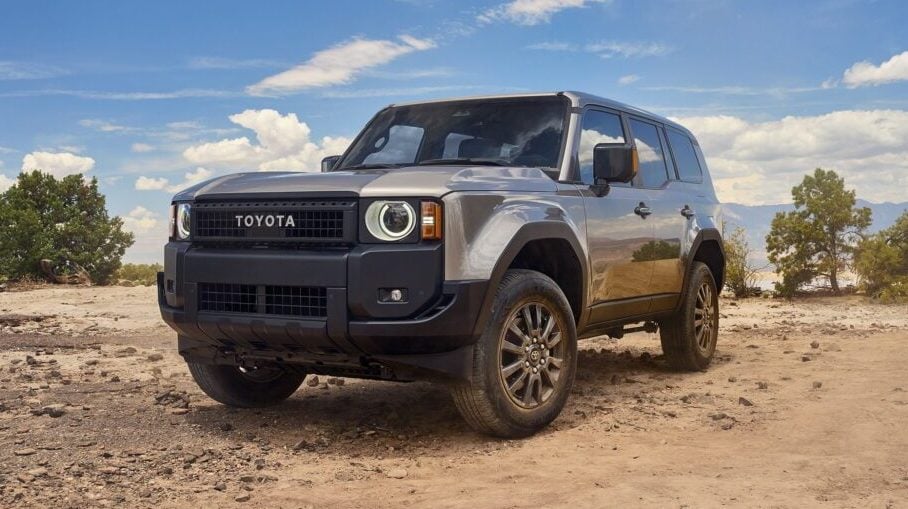 Toyota Land Cruiser Prado in desert front