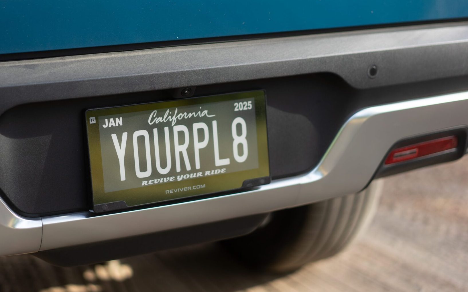 Reviver digital number plate on blue car
