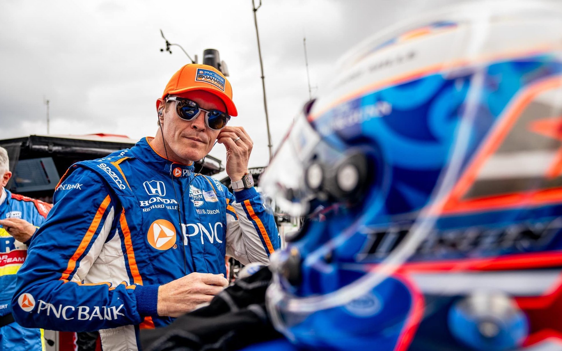 Scott Dixon putting ear pieces in