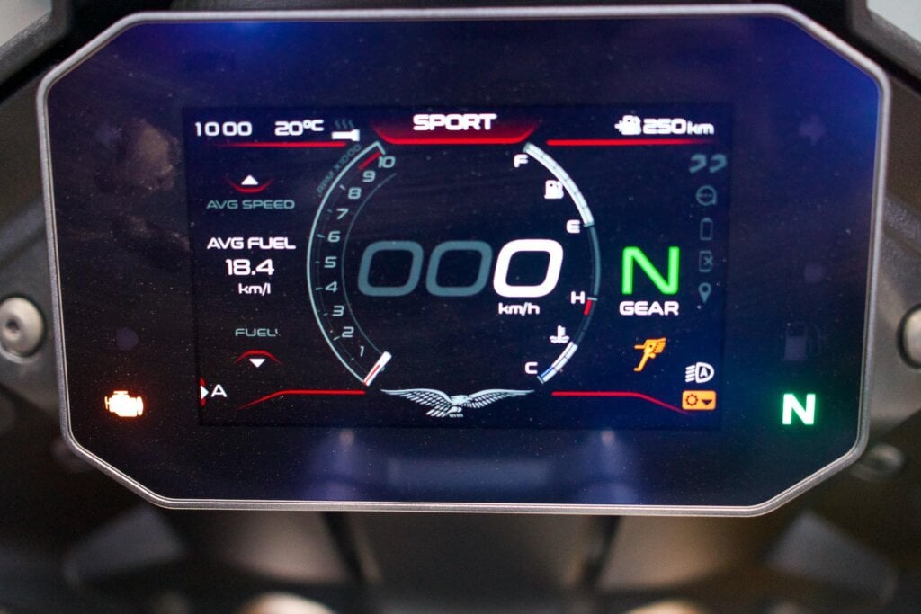 Moto Guzzi V100 Mandello S rider's display screen