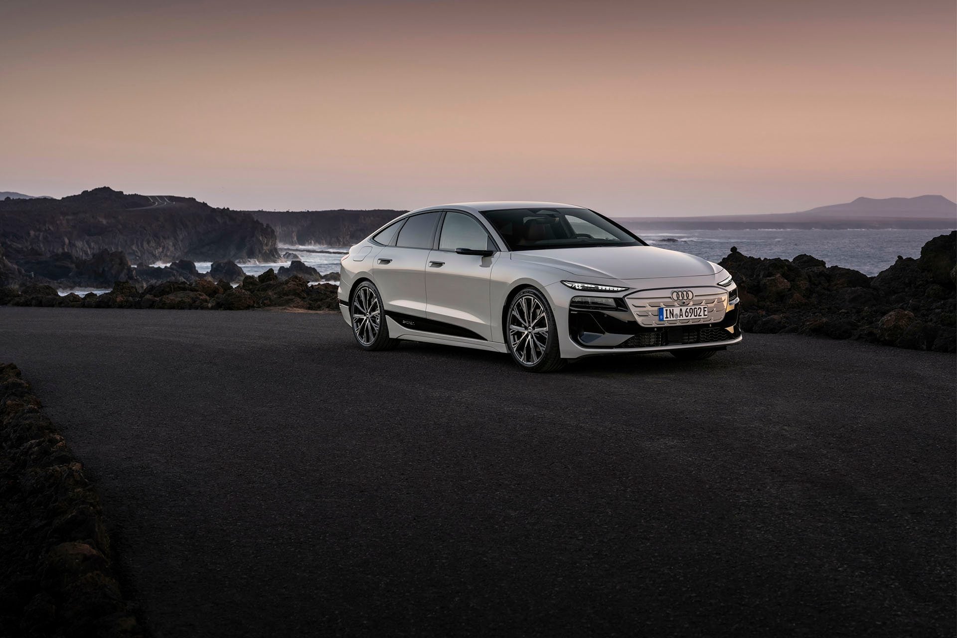 Still with the conservative look for the A6.