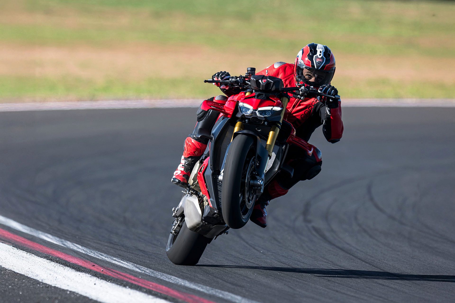 Handlebars closer to rider, as is apparent here.