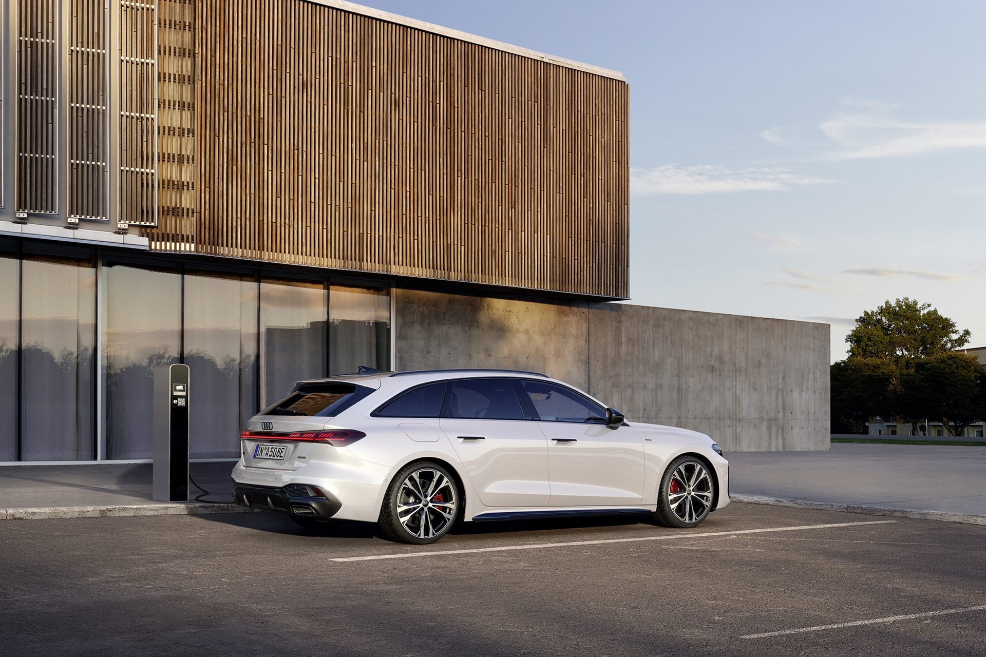 Audi S5 Avant e-hybrid plugging in