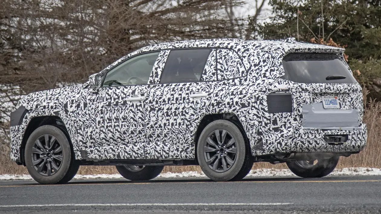 Split C pillar remains in the spy shots of the new model.