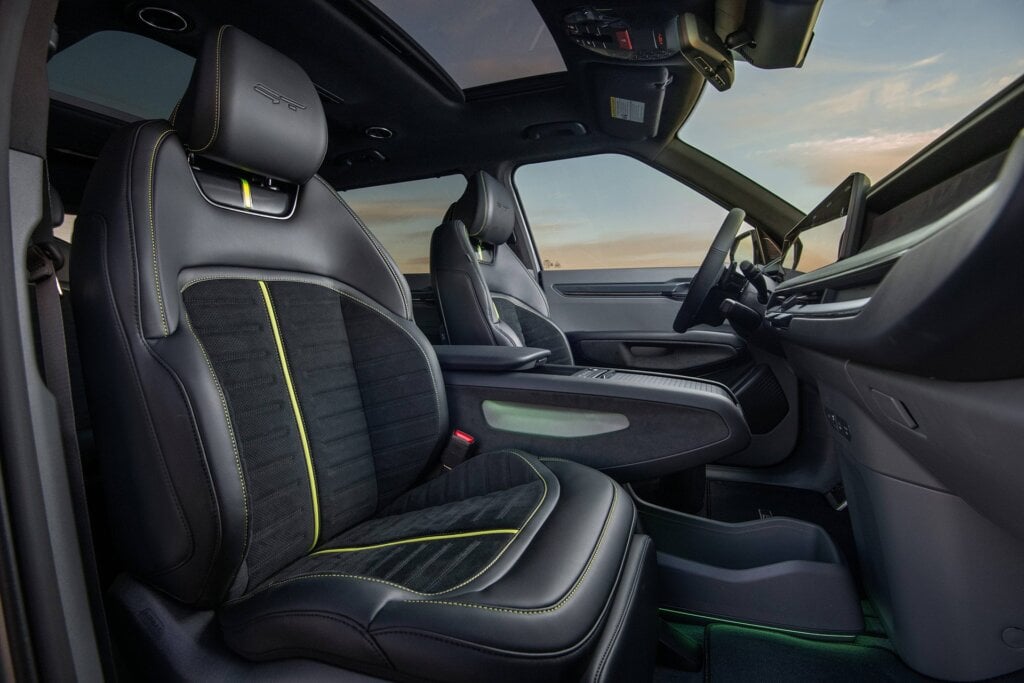 Leather and alcantara finish for front seats.