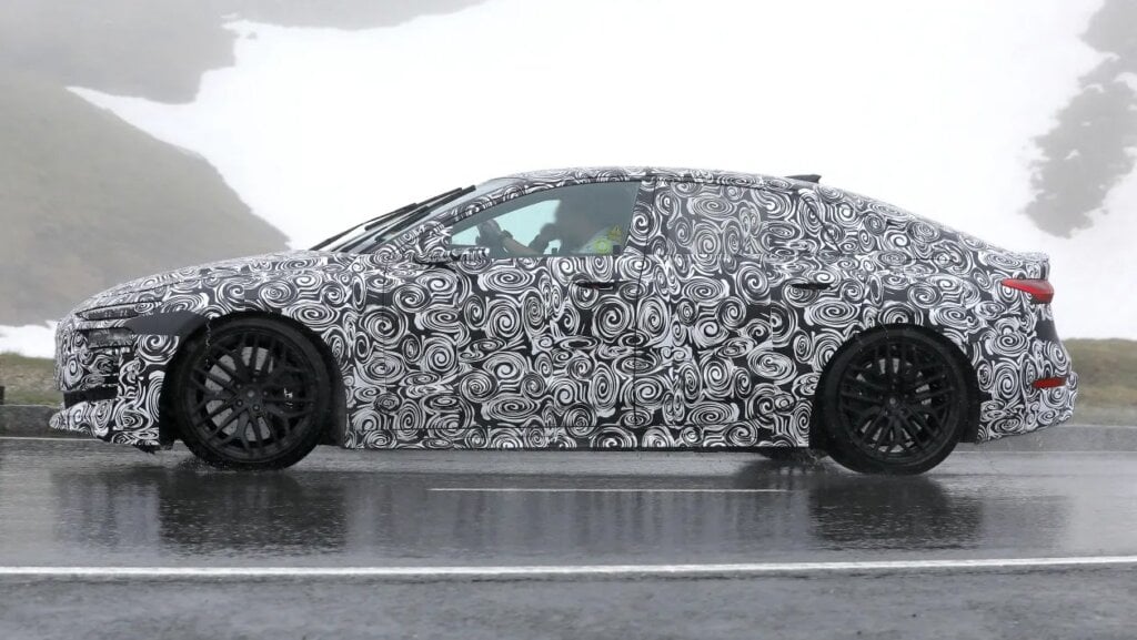 Can't really tell a whole lot from the heavily camouflaged image here. Camera mirrors but.