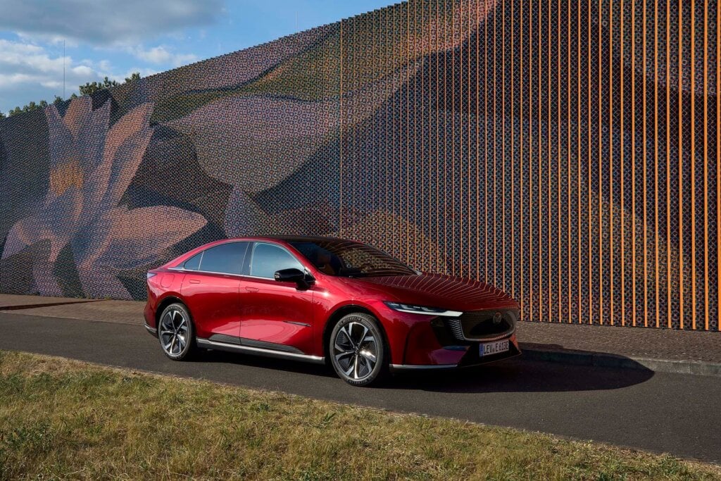Svelte look about the new Mazda6e, with windcheating appearance.