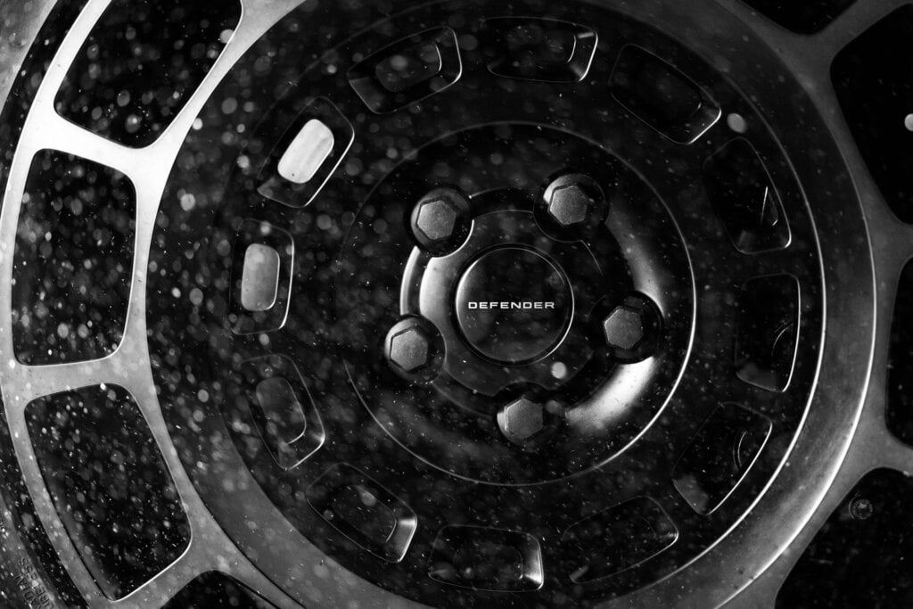 Black wheels look the part here.