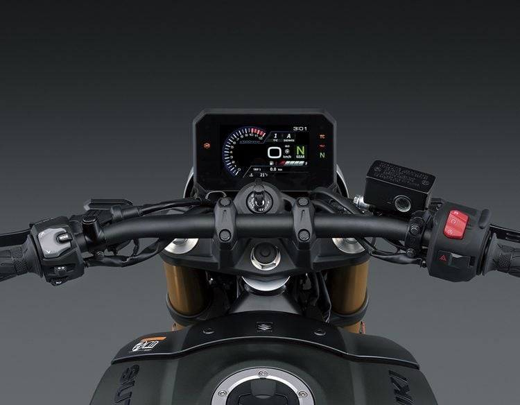 Legible and clear instruments. Flat bars for the naked machine.
