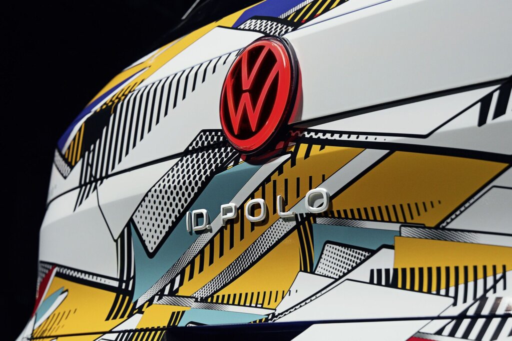 Illuminated badge for the ID. Polo by the look of it. Perhaps this is the heartbeat mentioned.
