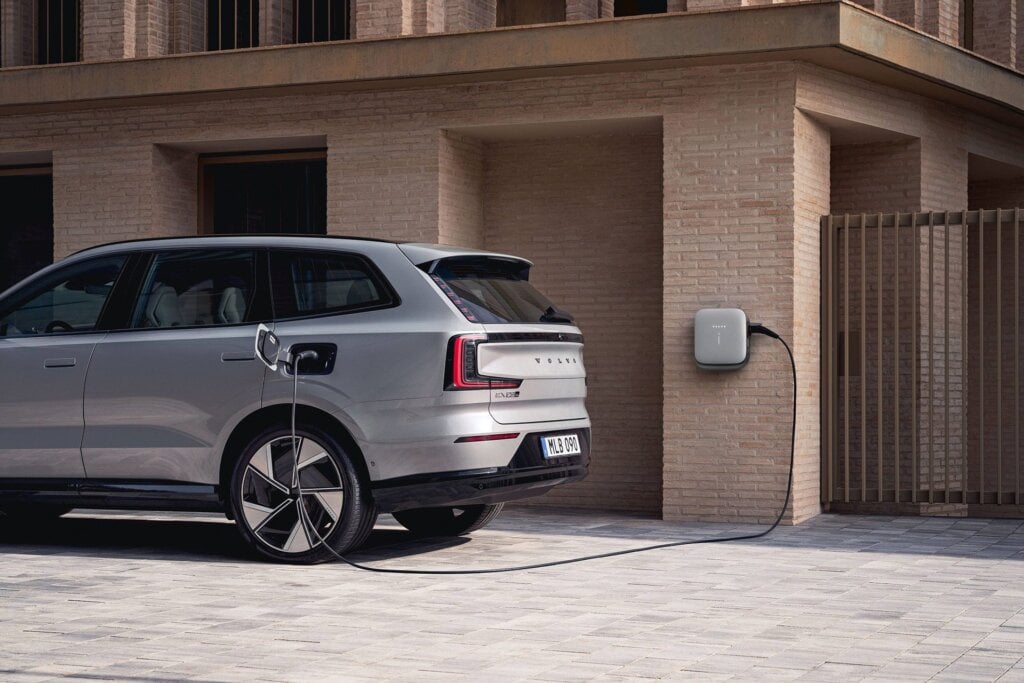 Here the World Luxury CoTY does a spot of home charging.
