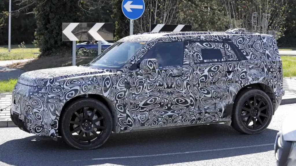 Spotted testing on road in the UK the baby Defender will send em crazy.
