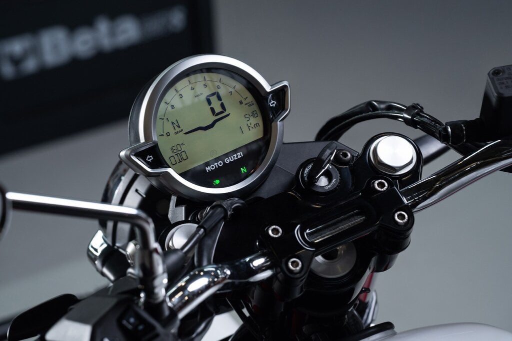V7 LCD instrument.