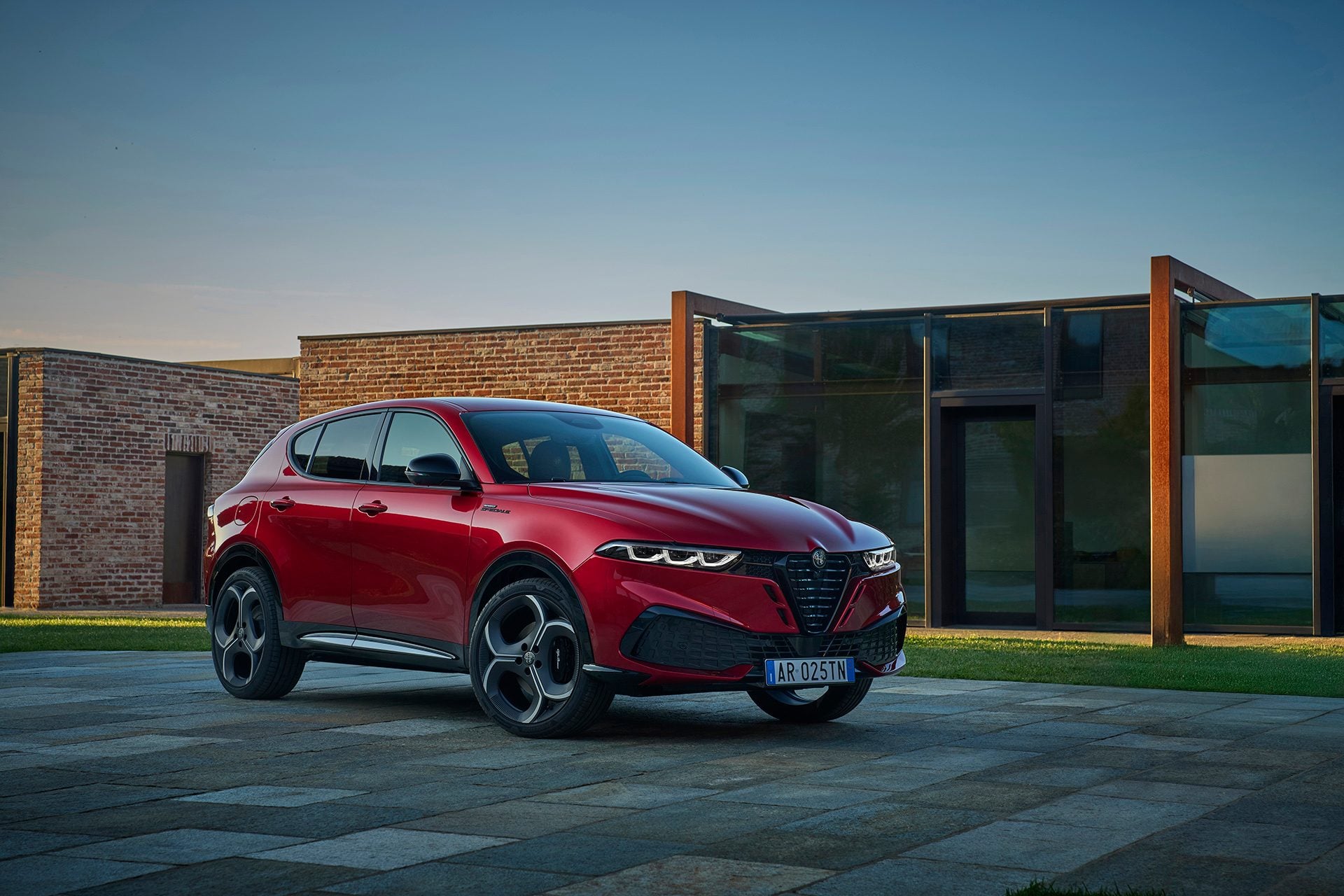 Alfa Romeo Tonale facelift in red