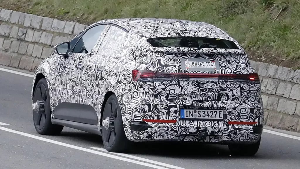 Rounded rear end with roof-end spoiler.