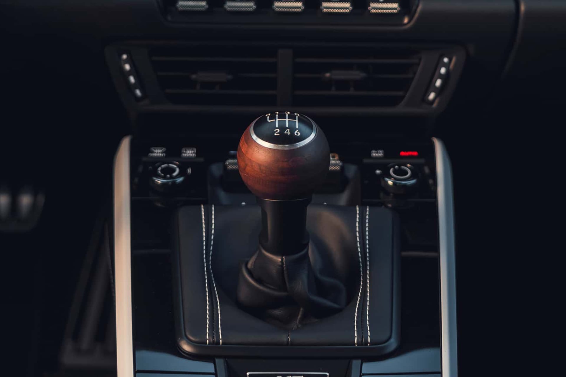 Manual gear lever with wooden knob
