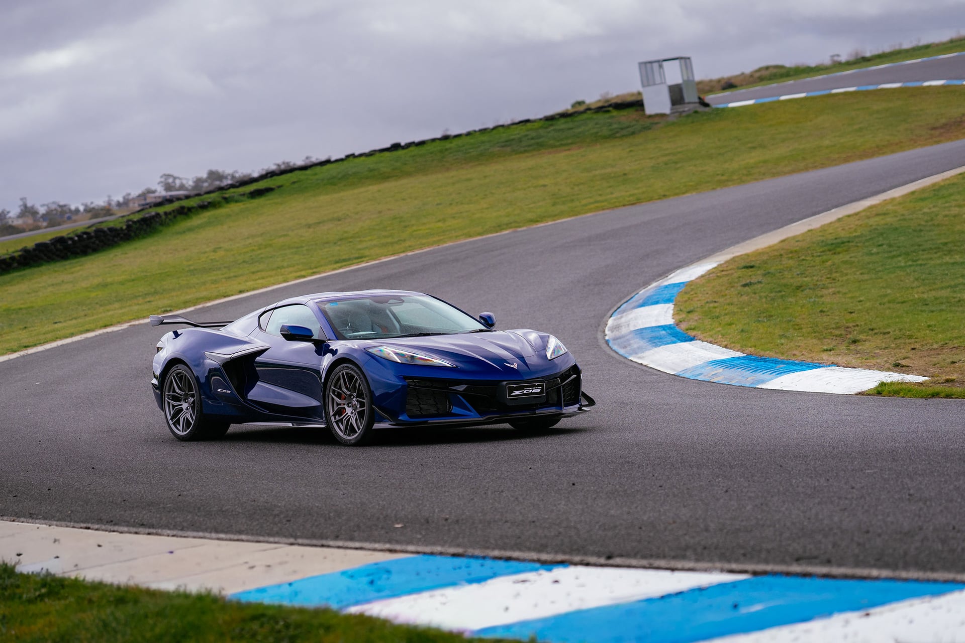 Z06 in blue on track