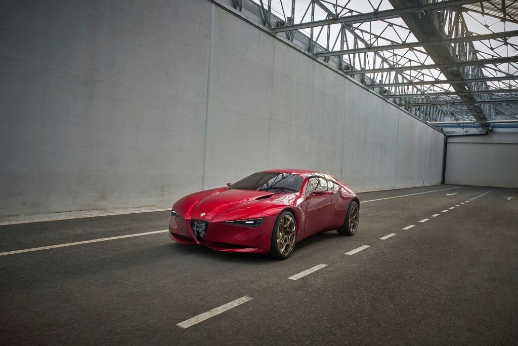 Front three-quarter view of the Alfa Romeo Cuorerosso concept