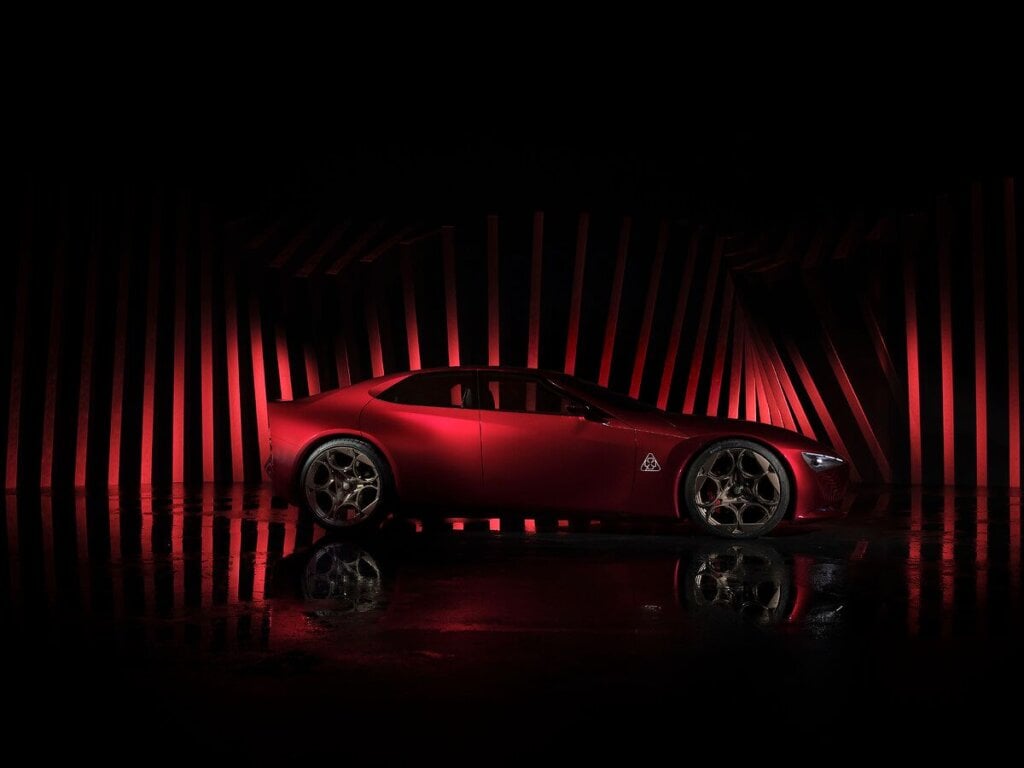 Side profile of the 4.7 m Alfa Romeo Cuorerosso concept