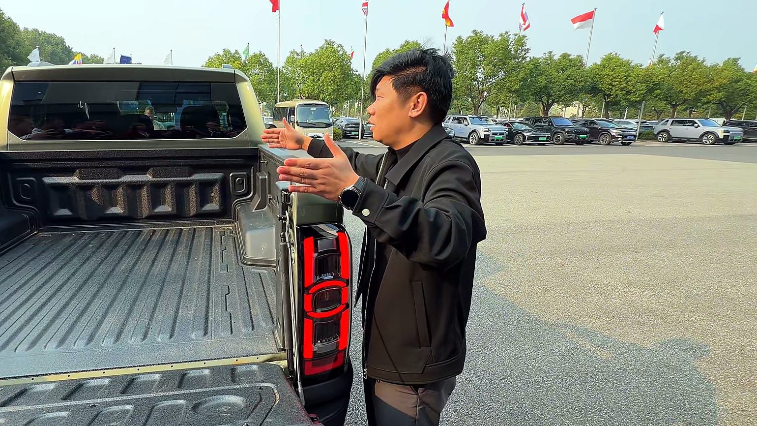 Mark Qi beside the Chery Stockman tub explaining its SMC composite sides