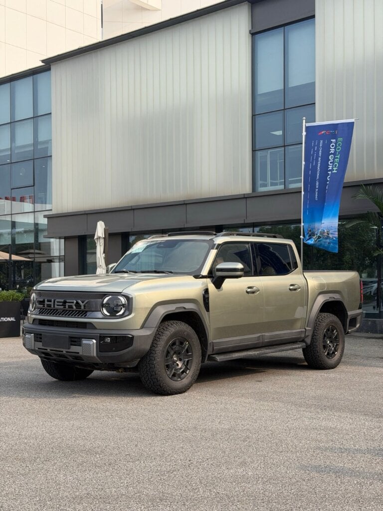 Chery Stockman diesel plug-in hybrid ute in green, front three-quarter view