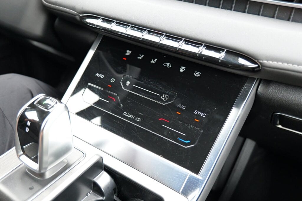 Touch-sensitive climate control panel and shortcut buttons in the 2027 Chery Tiggo 4 Hybrid facelift