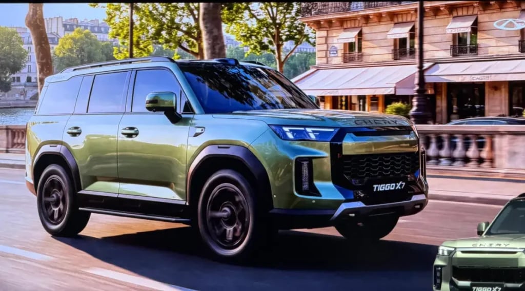 Chery Tiggo X7 driving on a city street in a presentation image