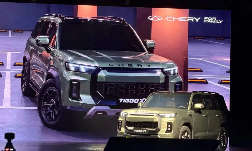 Front view of the Chery Tiggo X7 showing its grille, CHERY bonnet lettering and recovery points