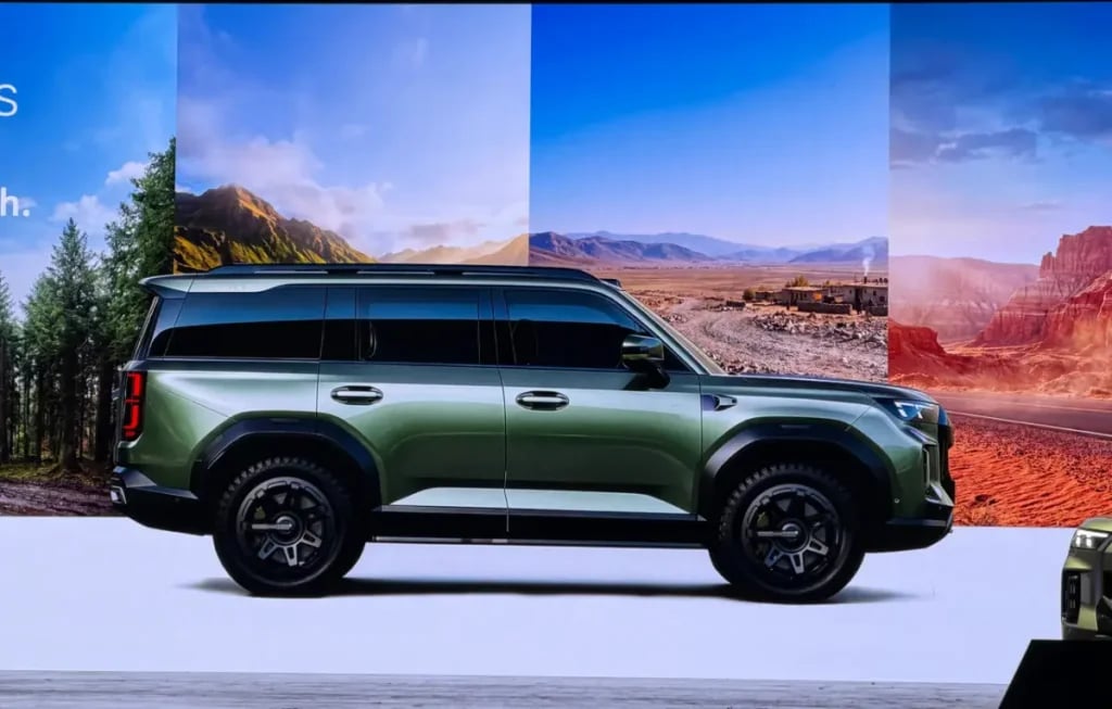 Side profile of the Chery Tiggo X7 showing wheel arch cladding, side steps and roof rails