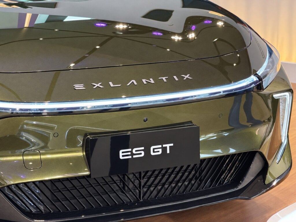 Exlantix ES GT front light bar and grille