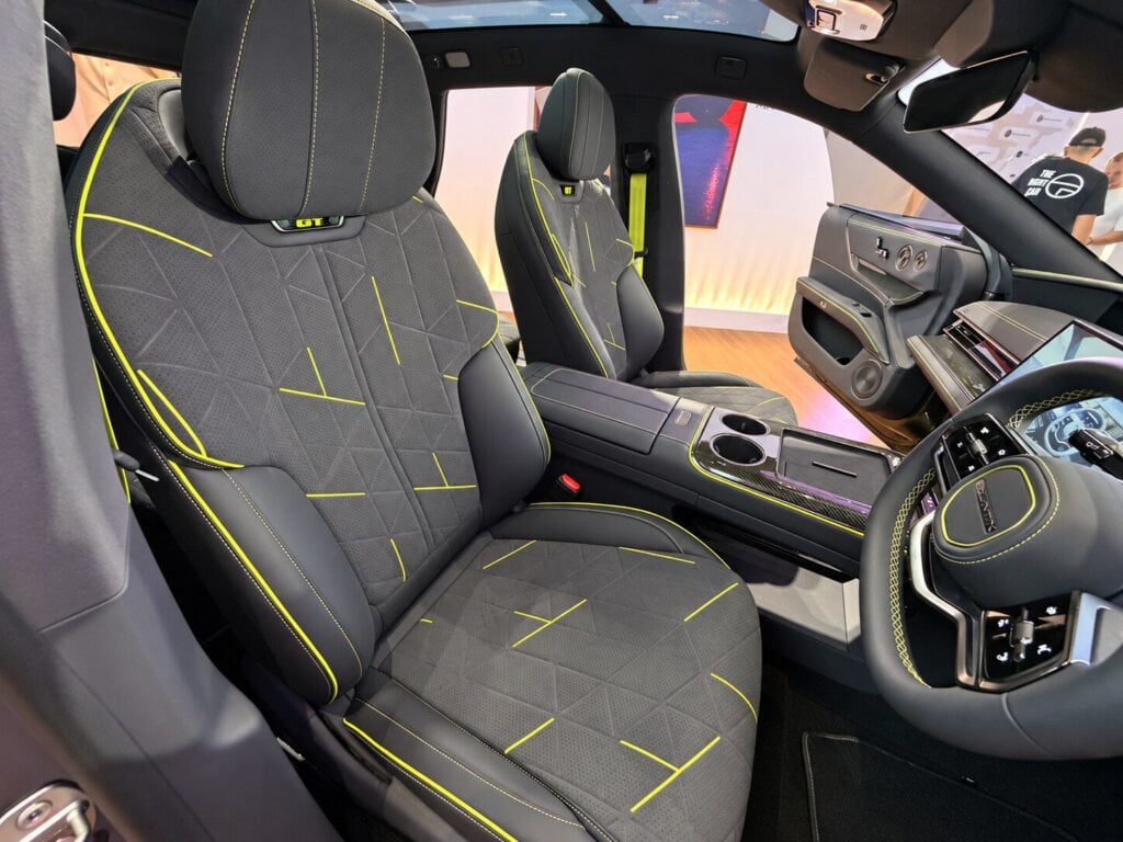 Exlantix ES GT front sports seats with yellow accents