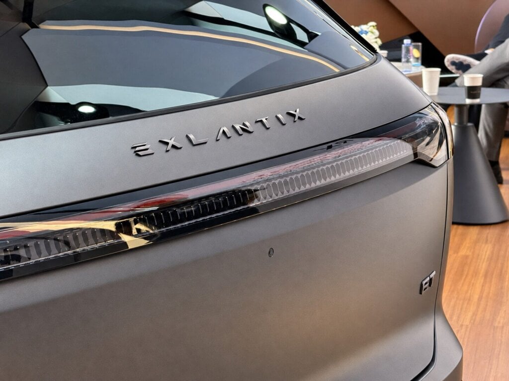 Exlantix ET tailgate badge and light bar